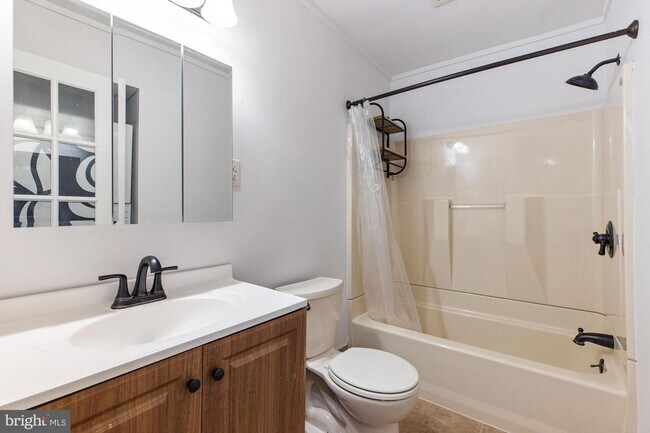 Building Photo - 220 Echelon Rd