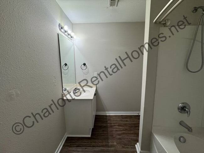 Building Photo - Spacious two story home in Charlotte