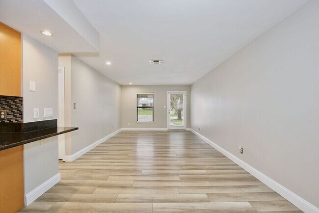 Building Photo - Charming First-Floor 1BR in Audubon Park · In-Unit Laundry · Community Pool with Lake Druid View ...