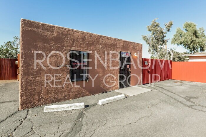 Building Photo - 2625 N Alvernon Way