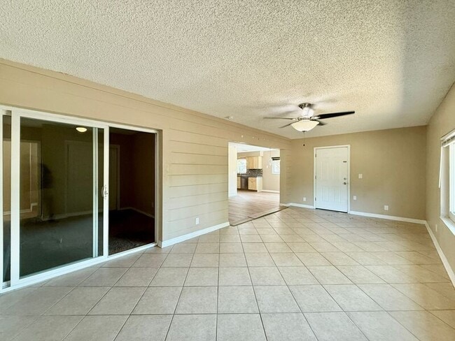 Building Photo - 2565 Granada Cir W