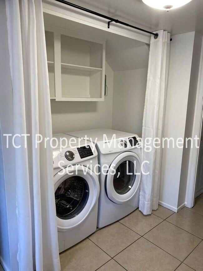 Building Photo - Awesome 3 Bedroom Townhome in Tempe!