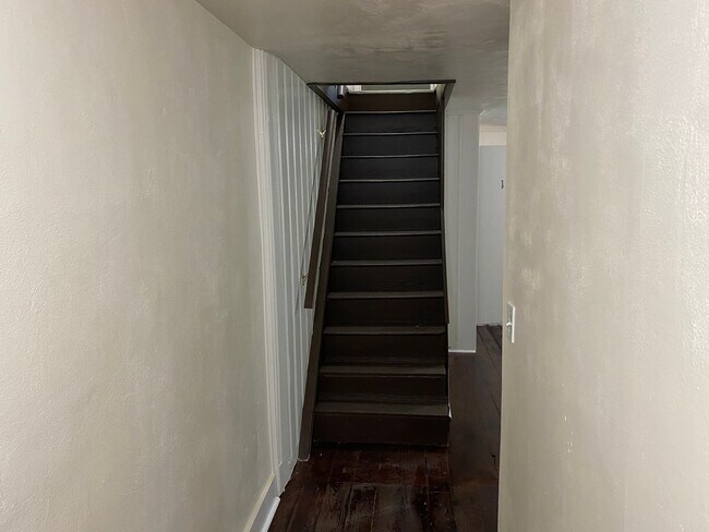 Building Photo - 350 1/2 Hacker