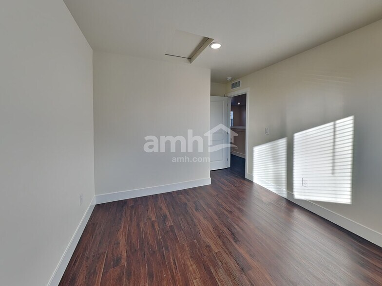 Building Photo - 11423 W Mesquite St