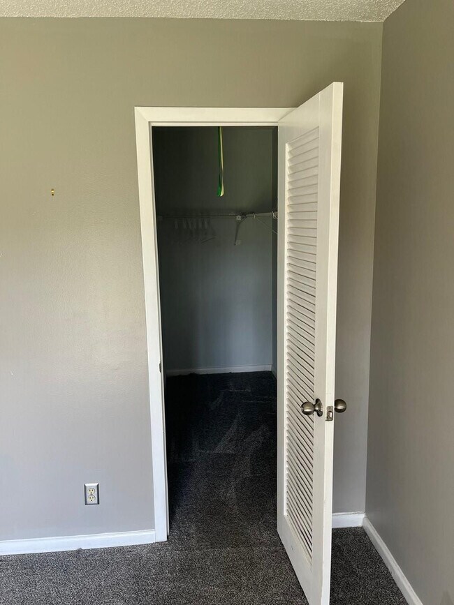 Building Photo - 144 Mansfield D