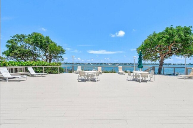 Building Photo - 5600 N Flagler Dr