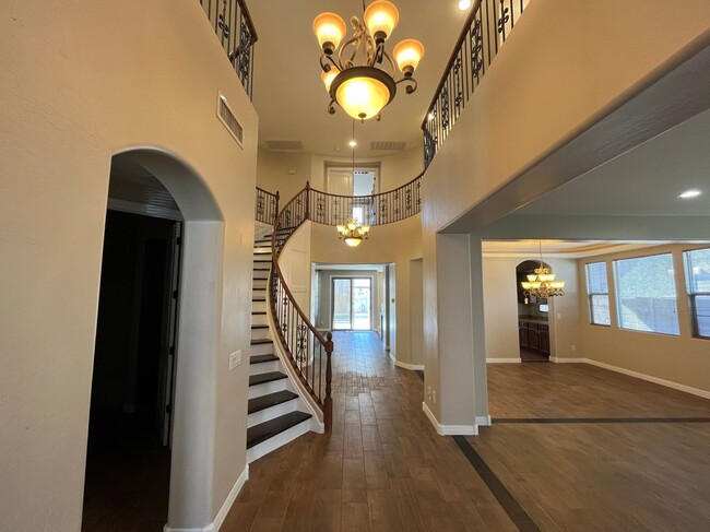 Building Photo - 5 Bedroom Home in the Montelena Neighborho...