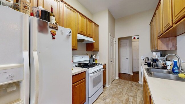 Building Photo - 2415 Carnation Ct