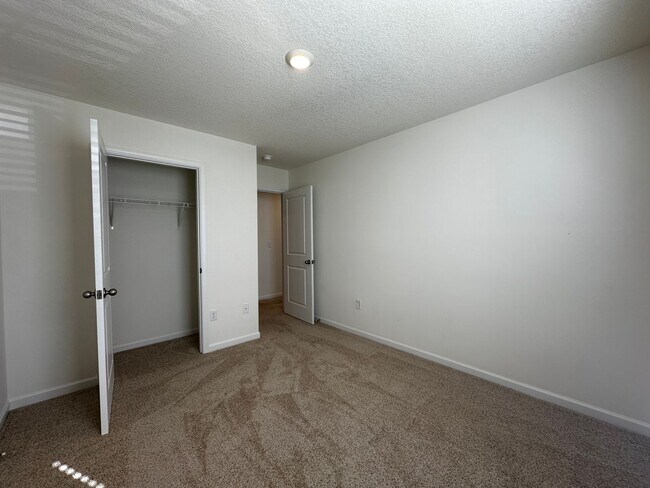 Building Photo - E. Morristown - 3 bed/2.5 bath home with g...