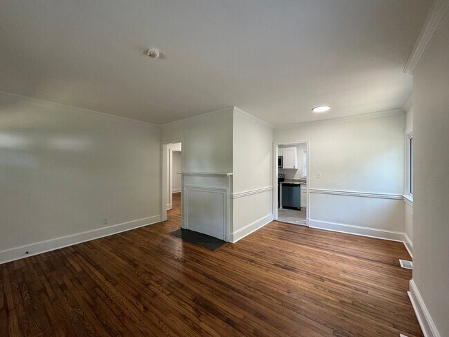 Building Photo - 2bed/1bath w/ detached garage!