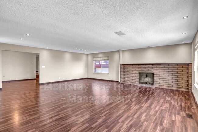 Building Photo - 1446 Skyview Dr