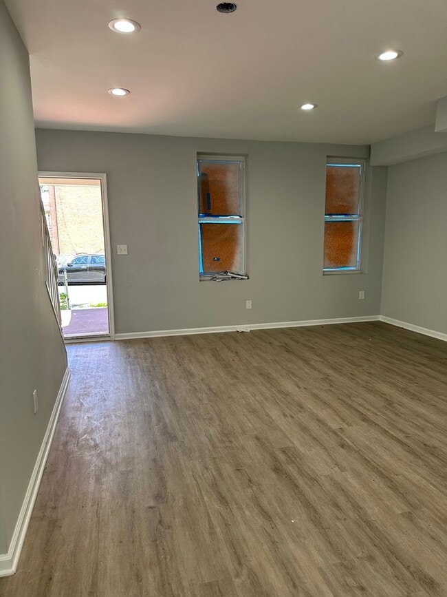 Building Photo - Brand New Renovation! Open Floor Plan! W/D...