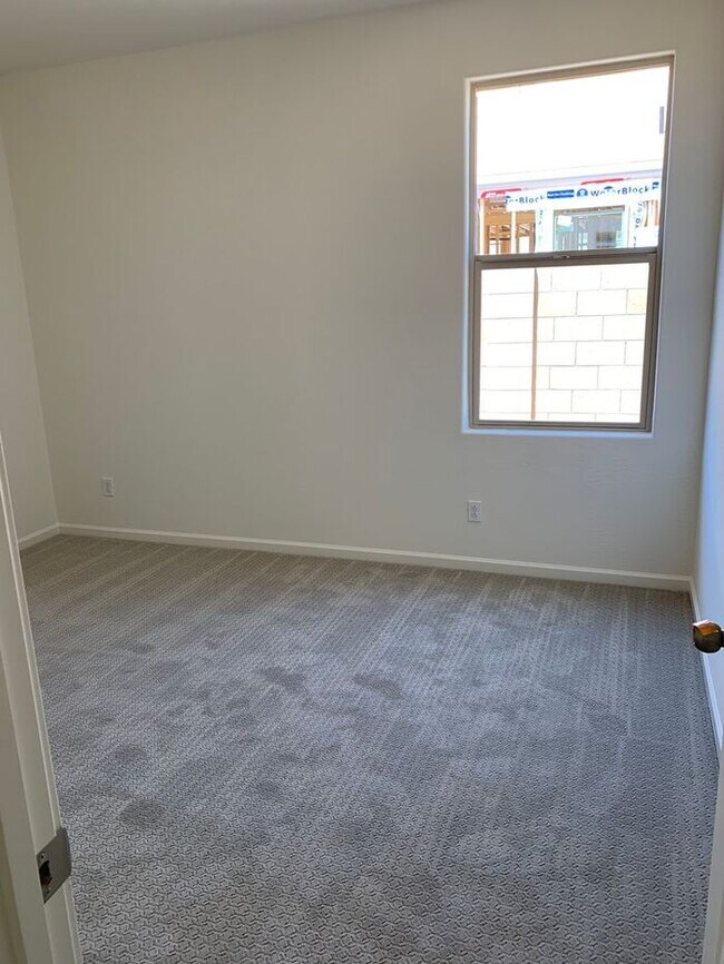 Building Photo - This stunning 4-bedroom, 2-bathroom home l...