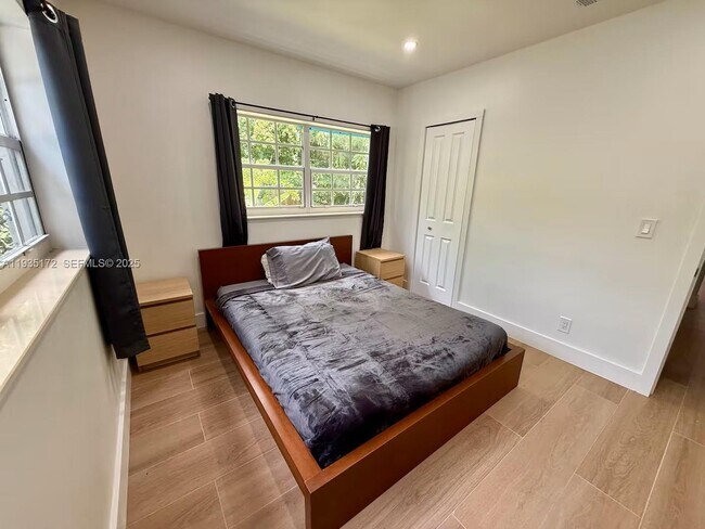 Building Photo - 15800 NE 15th Ave