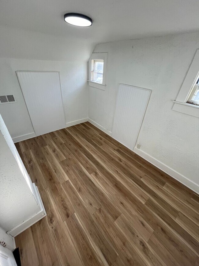 Building Photo - Freshly Renovated 3-Bedroom House - MOVE IN SPECIAL