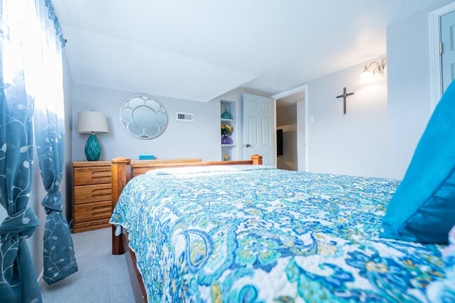 Building Photo - Desert Oasis – Furnished Executive Room in...