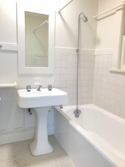 Walk in Tub/Shower - 1134 N Gardner St