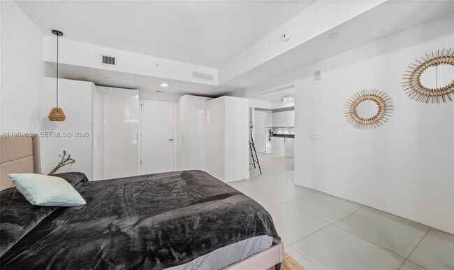 Building Photo - 1010 Brickell Ave