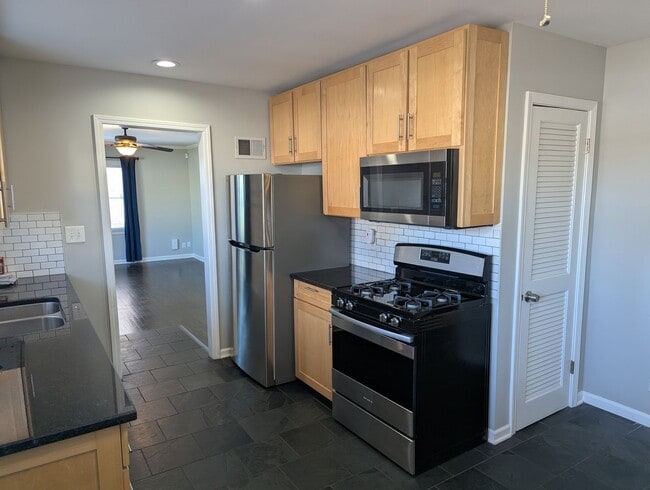 Building Photo - Remodeled 2 Bedroom 1.5 Bath - Overland Park