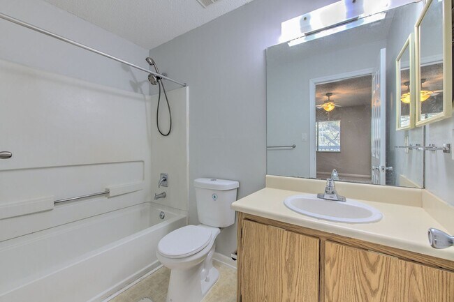 Building Photo - Nice and spacious condo on the 3rd with washer and dryer, near USF and I-75