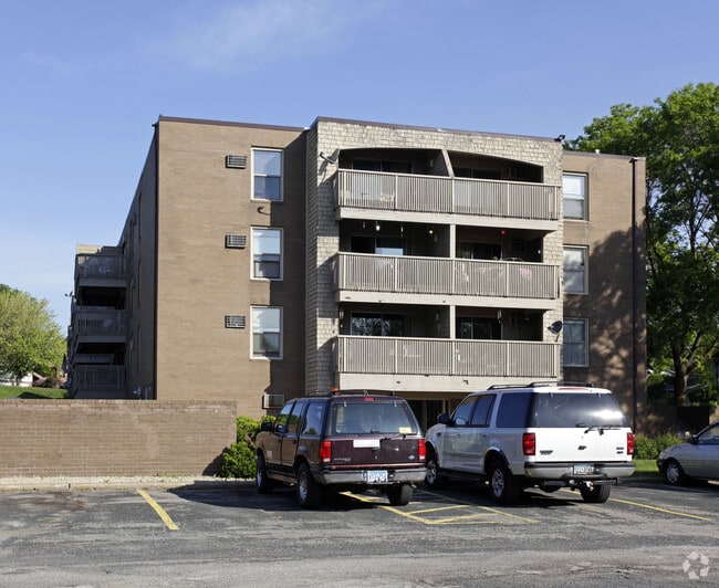 Primary Photo - Carousel Apartments