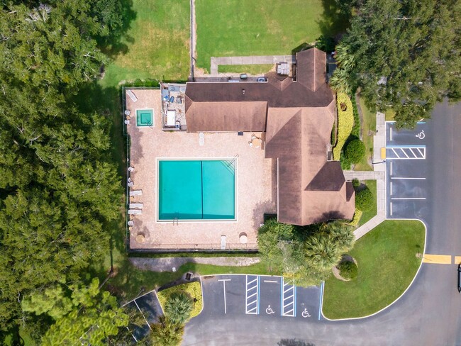 Building Photo - 1/1 Condo in GATED ~ LAKEFRONT community i...