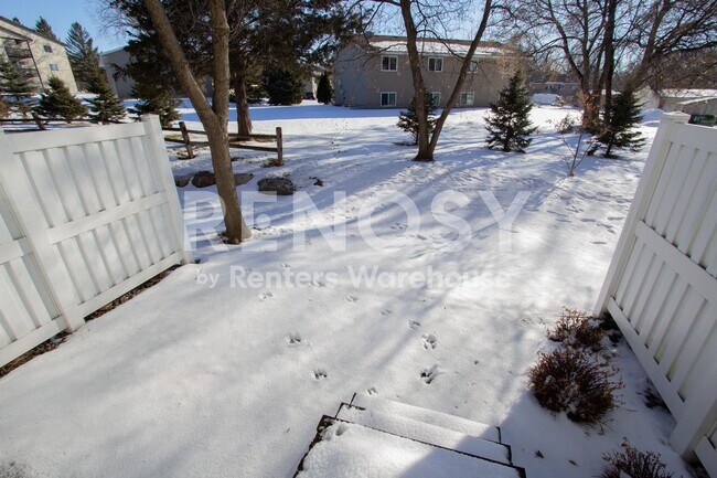 Building Photo - Available August 8 - 2 Bed/1.5 Bath Townhome in Prior Lake