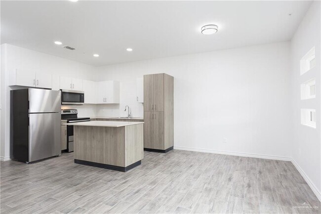 Building Photo - 7 N 15th Pl