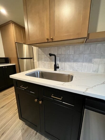 Kitchen - 1380 E 43rd St