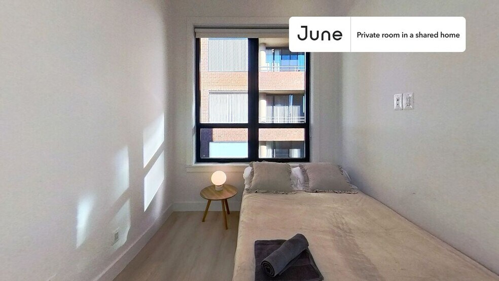 Building Photo - Room in Shared 4 bed/2 bath home