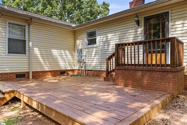 Building Photo - 112 N Rockview Dr