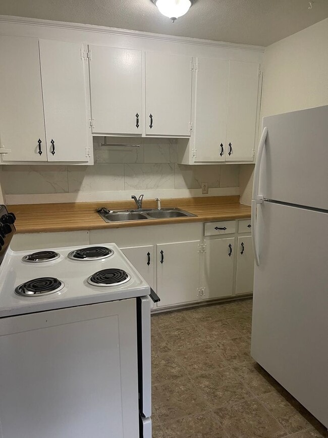 Building Photo - One bedroom, 1 bath Apartment on Airport Drive!