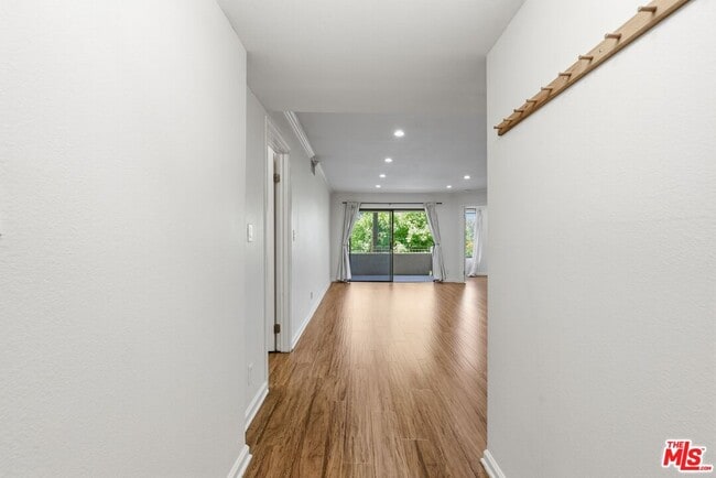 Building Photo - 5009 Woodman Ave