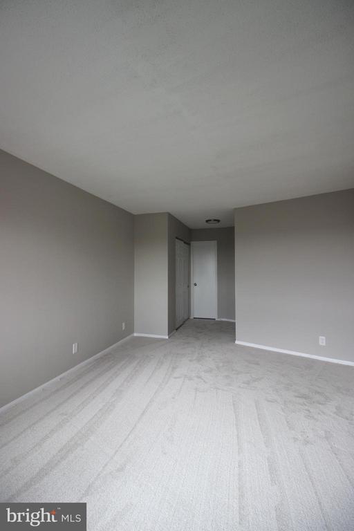 Building Photo - 307 Yoakum Pkwy