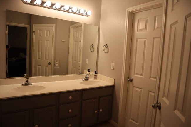 Building Photo - 4 Bed 2.5 Home in San Marcos, TX