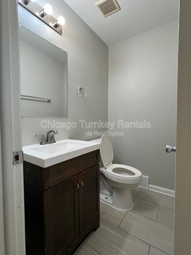 Building Photo - 17504 Oakwood Dr