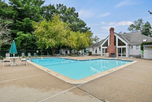 Building Photo - 10 Walden Dr