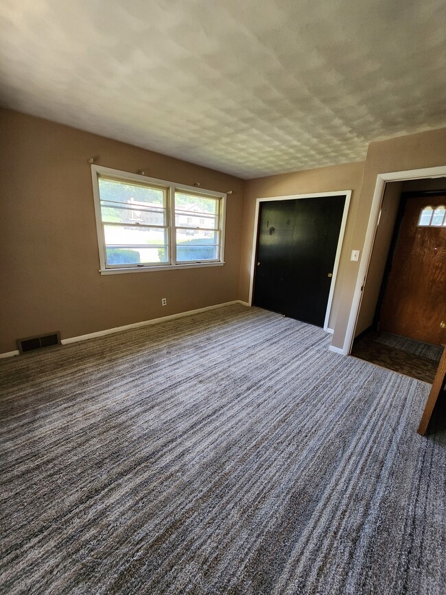 Building Photo - 2116 W Kettelle St