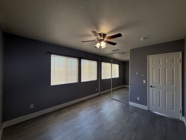 Building Photo - Available Now Palmdale 7 bedrooms !