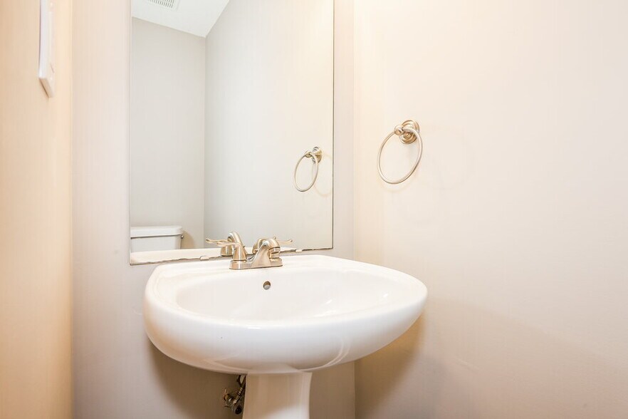 Building Photo - 427 Amhurst St SW