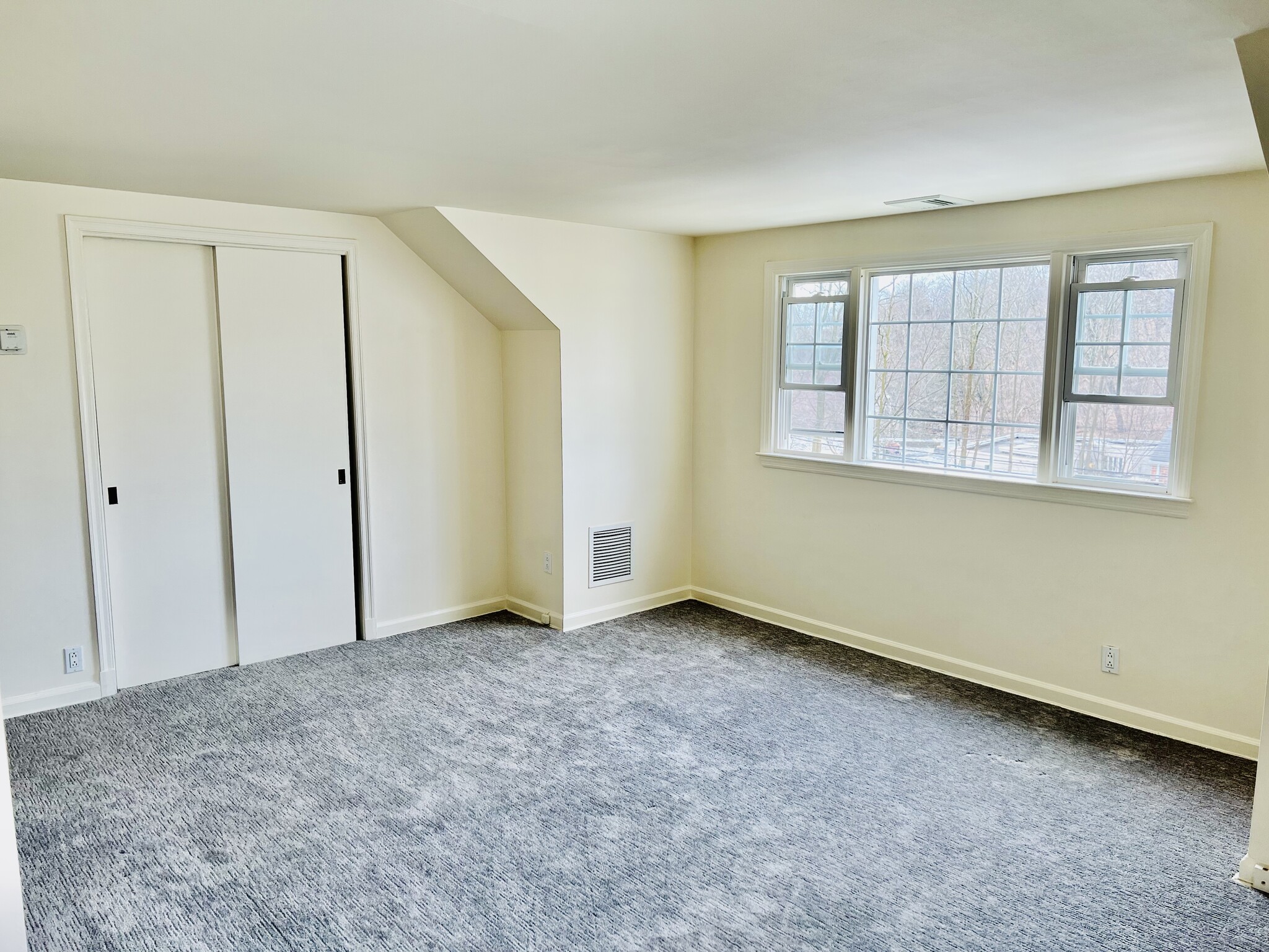 Building Photo - 6 Kensico Knoll Pl