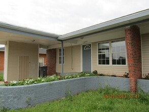 Building Photo - Very Nice Remodeled Duplex Home! No Pet Home!