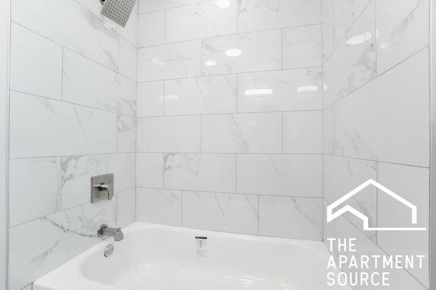 Building Photo - 2647 N Sacramento Ave