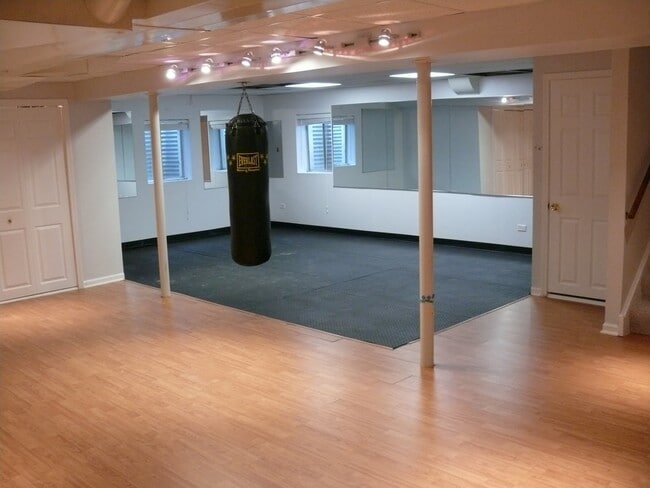 Building Photo - 5 Hotchkiss Ct