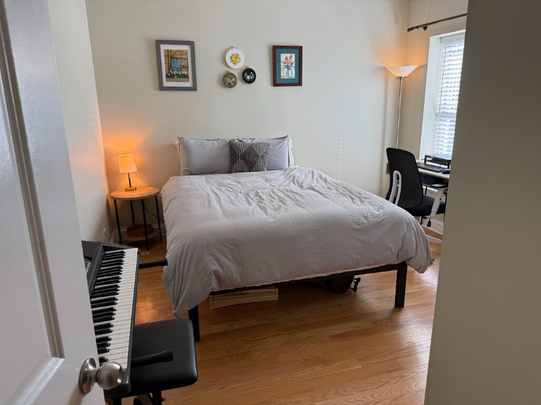 Building Photo - 1215 W Sunnyside Ave