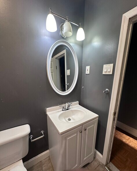 Building Photo - 6642 Lebanon Ave