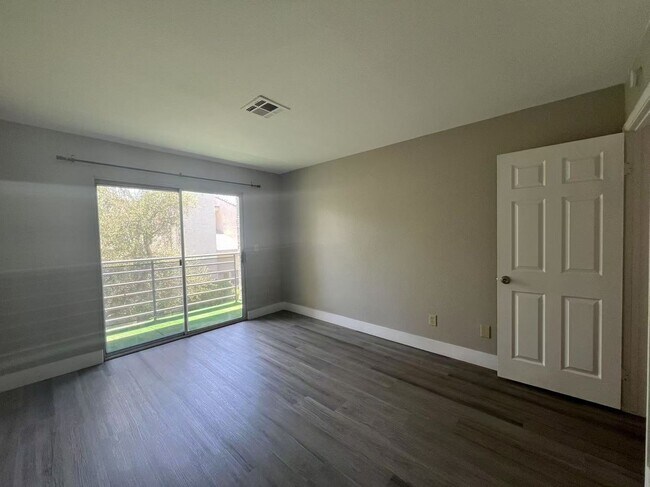 Building Photo - 2b2b TownHouse $1620