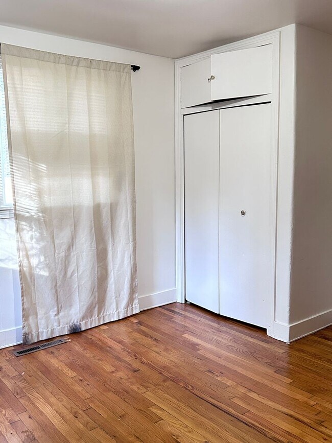 Building Photo - Calm 2 Bedroom, 2 Bath near Cheyenne Canyon