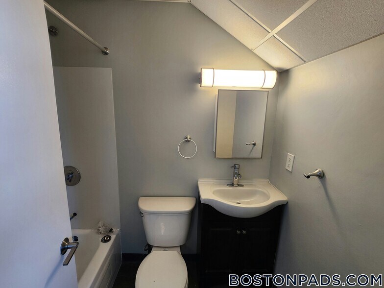 Building Photo - 507 Main St