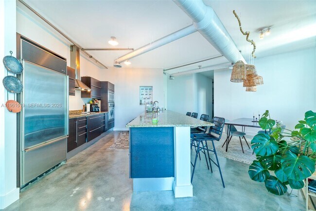 Building Photo - 700 NE 25th St